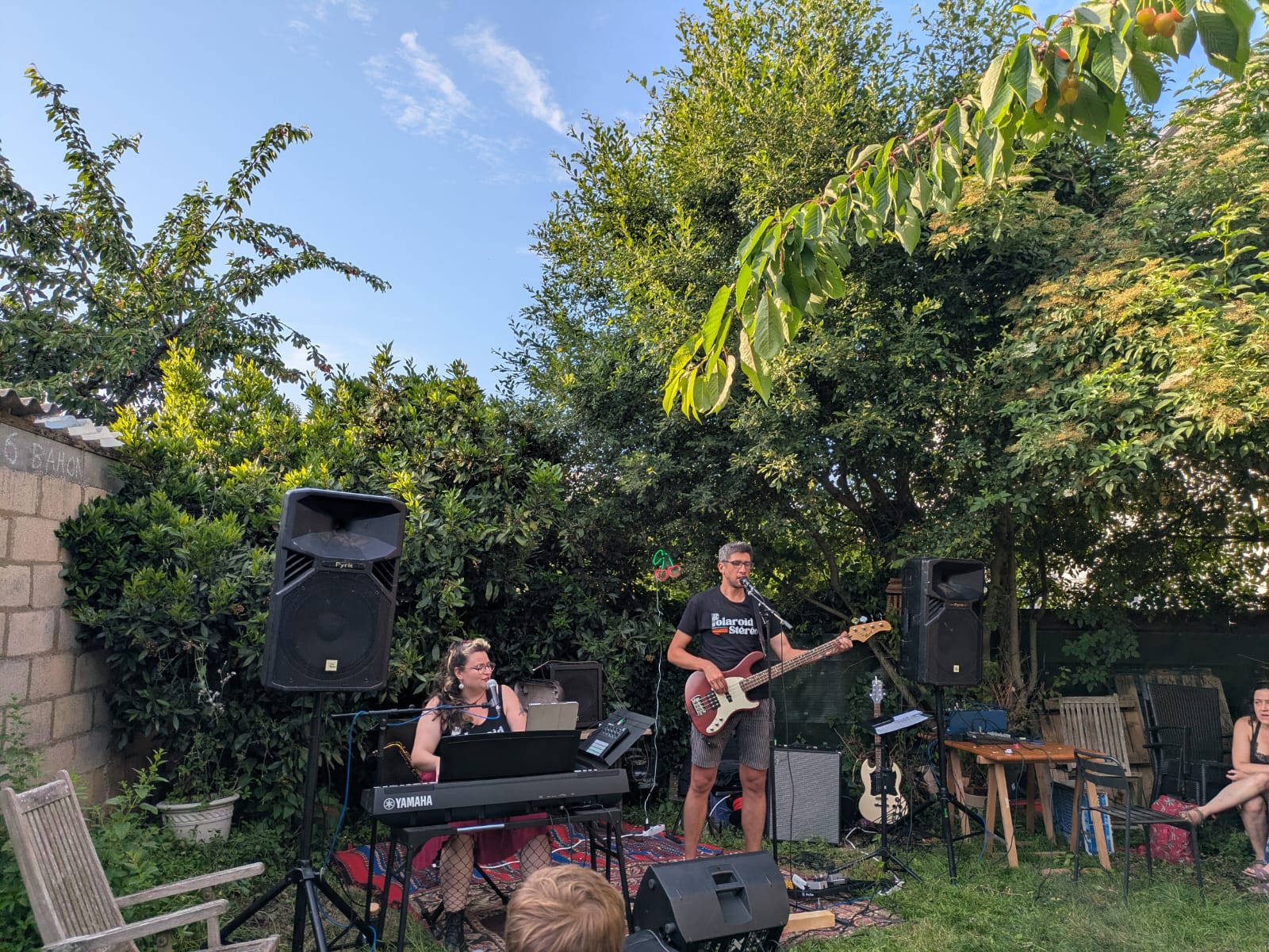 Polaroïd Stéréo en concert dans un jardin