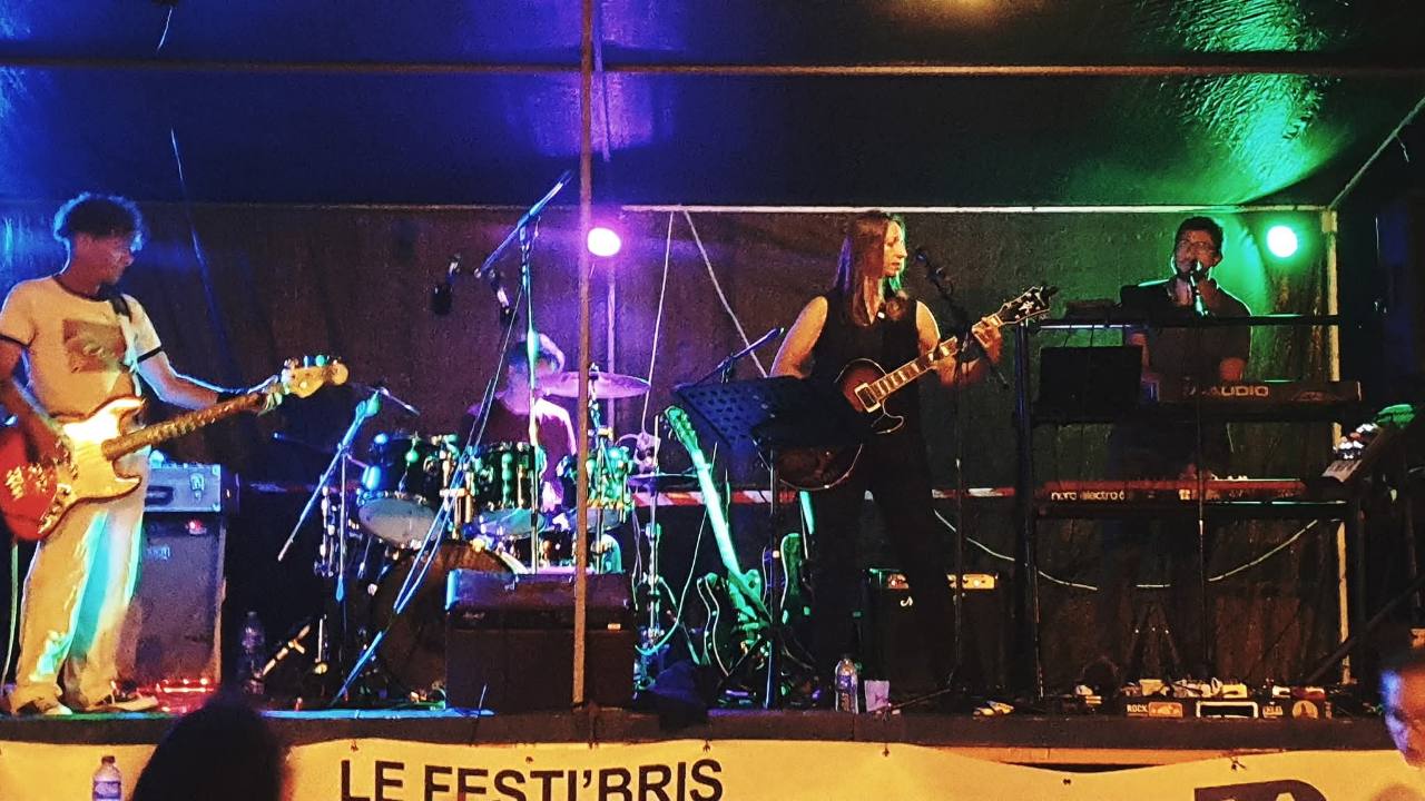 The Lambda lors d'un concert en formation complète