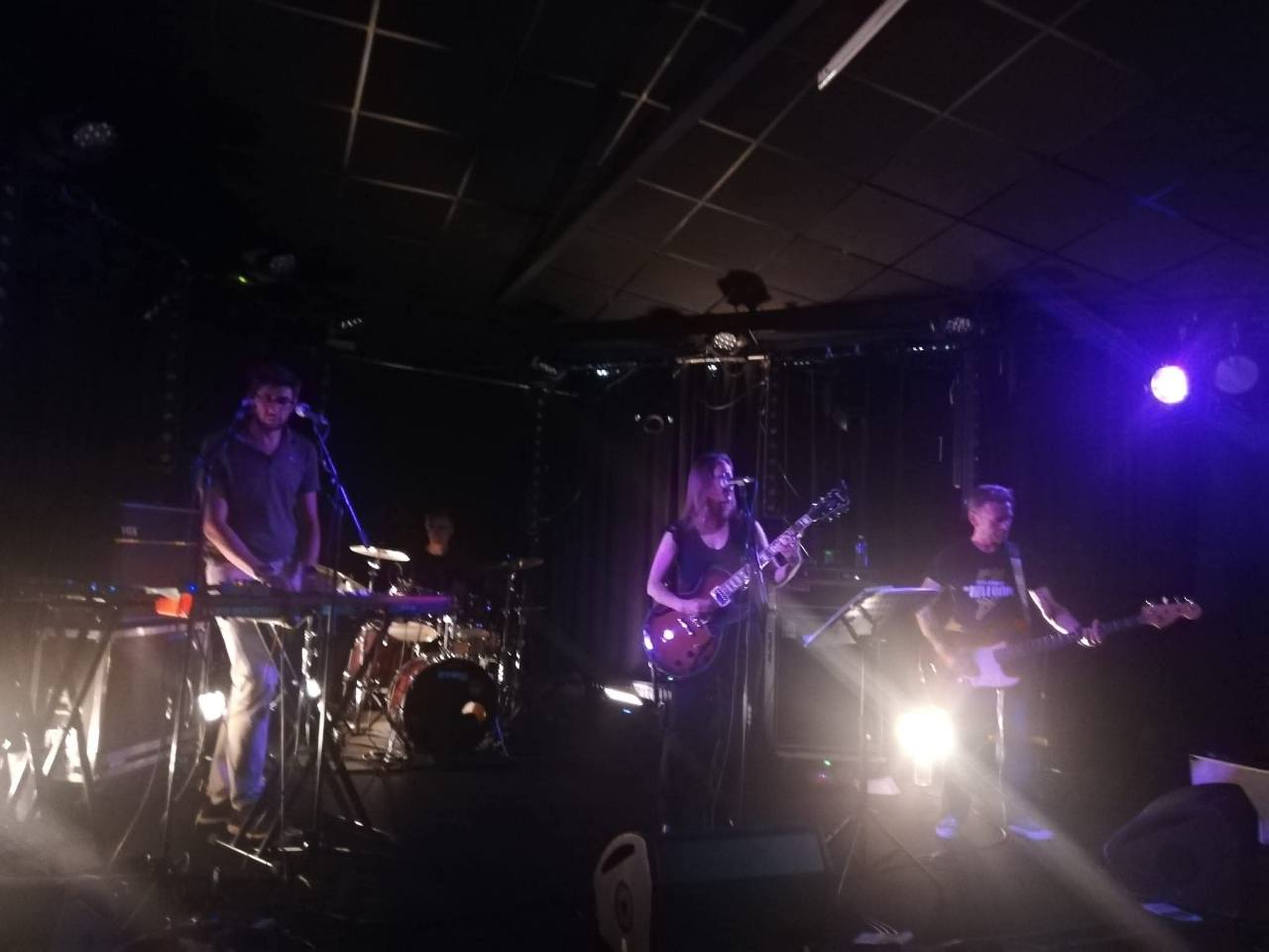 The Lambda en concert sous un éclairage violet
